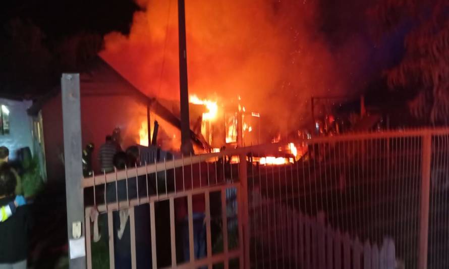 Con pérdida total por incendio resultó una casa habitación en la ciudad de Castro