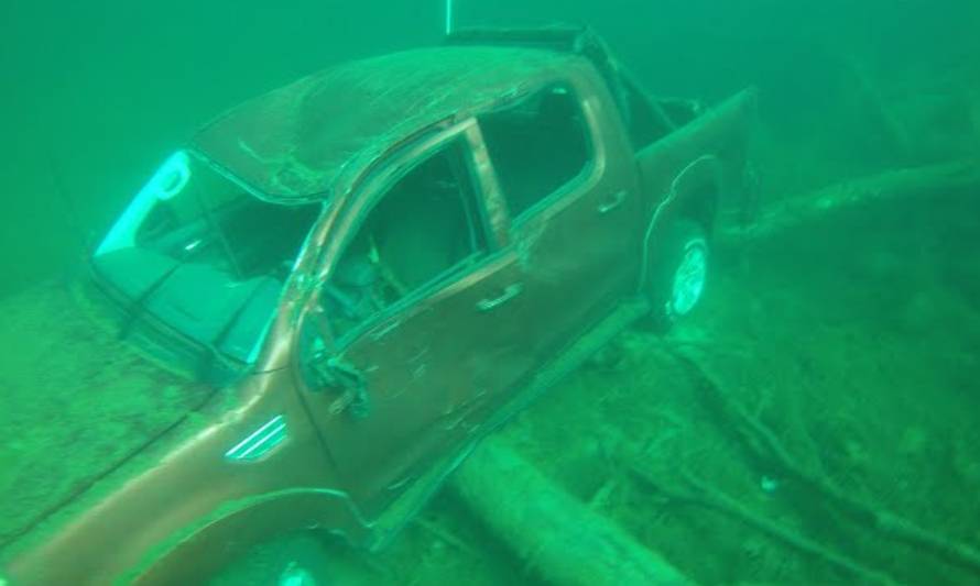 Recuperan camioneta que terminó a 14 metros de profundidad en el Lago Lonconao