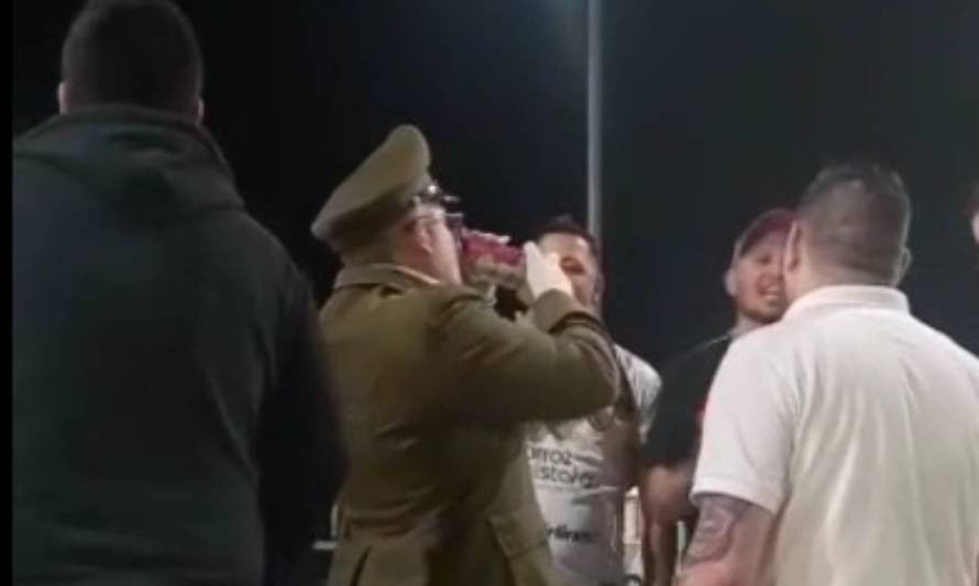Broma de Halloween: Falso carabinero fue detenido bebiendo en Pelluco