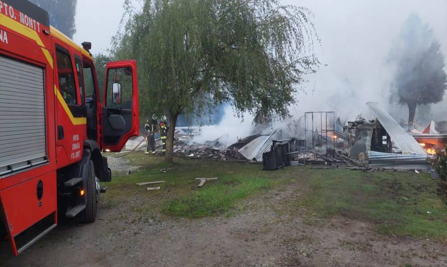 Casa habitación resultó destruida en sector Colonia Tres Puentes