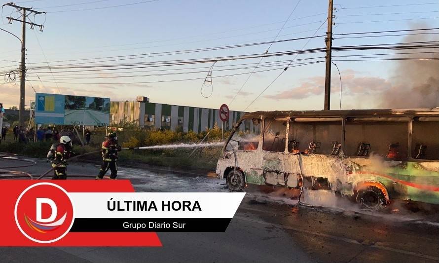 Falla eléctrica habría provocado incendio de microbús cerca de feria Lagunitas 