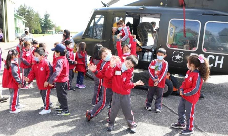 Escolares de prebásica conocieron instalaciones de la FACH en Puerto Montt