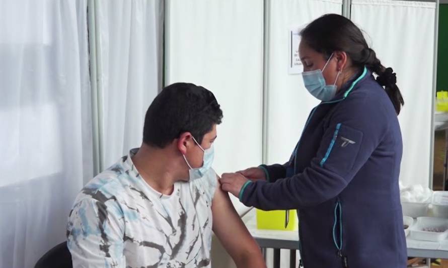 Autoridades llaman a vacunarse con la tercera dosis en Calbuco