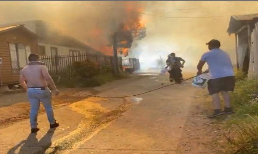 Incendio forestal incontrolable sacude a Castro van cinco viviendas consumidas por el fuego 