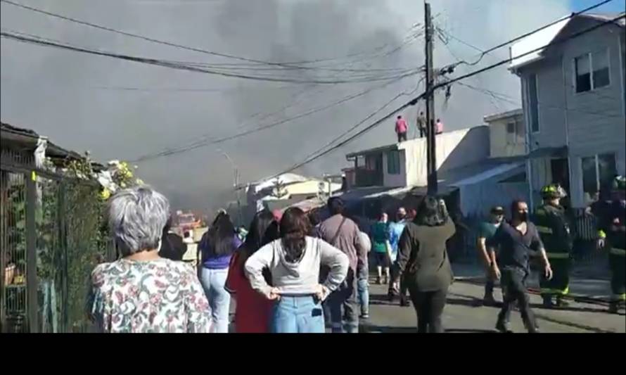 El Gobierno confirmó 30 viviendas quemadas en Castro y el incendio continúa activo 