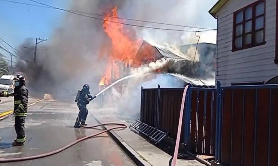 Incendio de Castro: dos bomberos y dos civiles lesionados