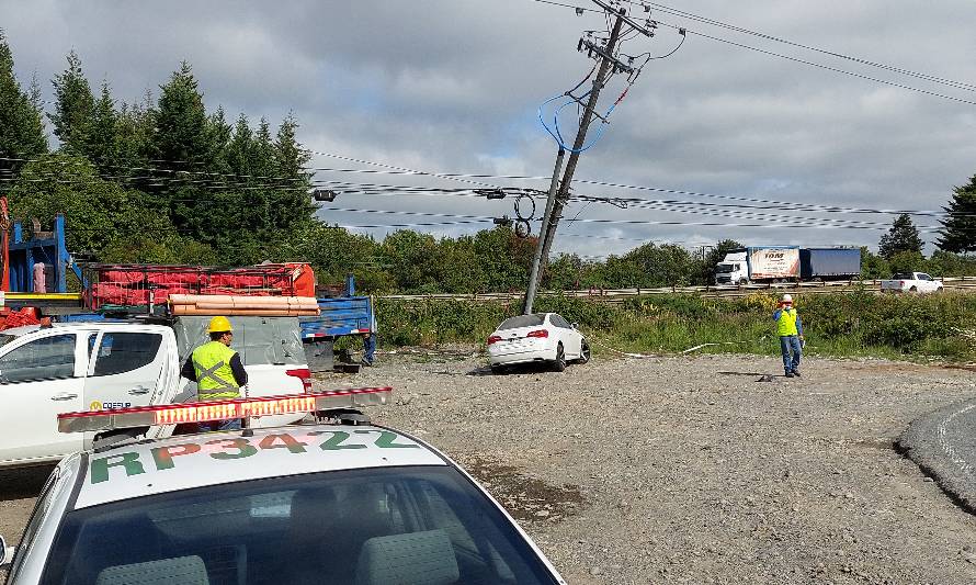 Conductor derribó poste y luego huyó en ruta Puerto Montt-Puerto Varas