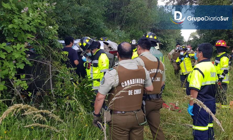 De milagro: Conductor sobrevivió tras caer a un barranco de 40 metros