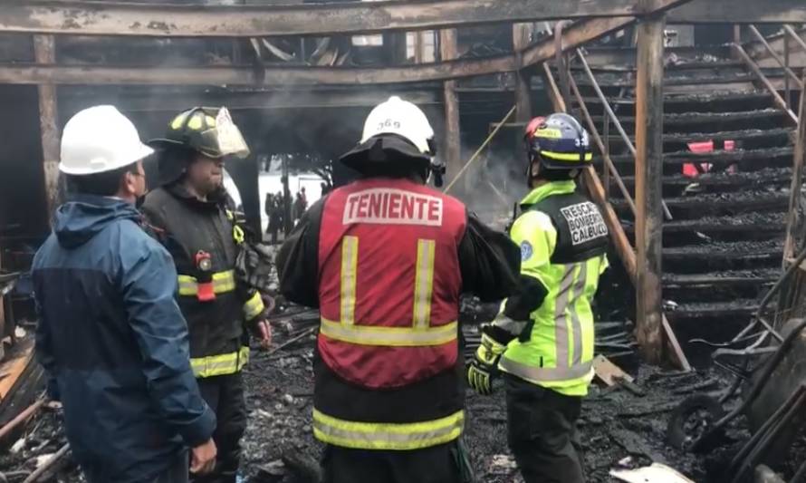 Autoridades llegaron a Calbuco tras incendio: “Hay que iniciar acciones para el nuevo mercado”