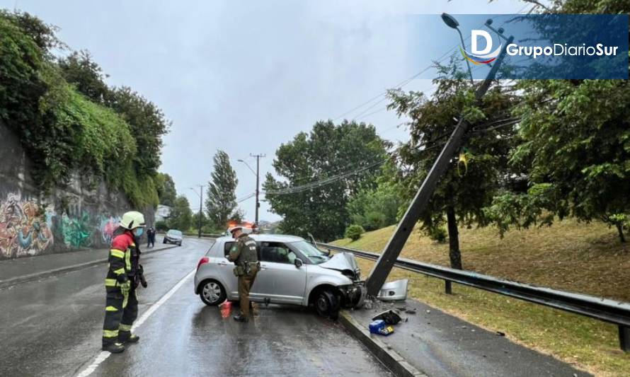 Chocaron poste de luz en Puerto Montt y se dieron a la fuga