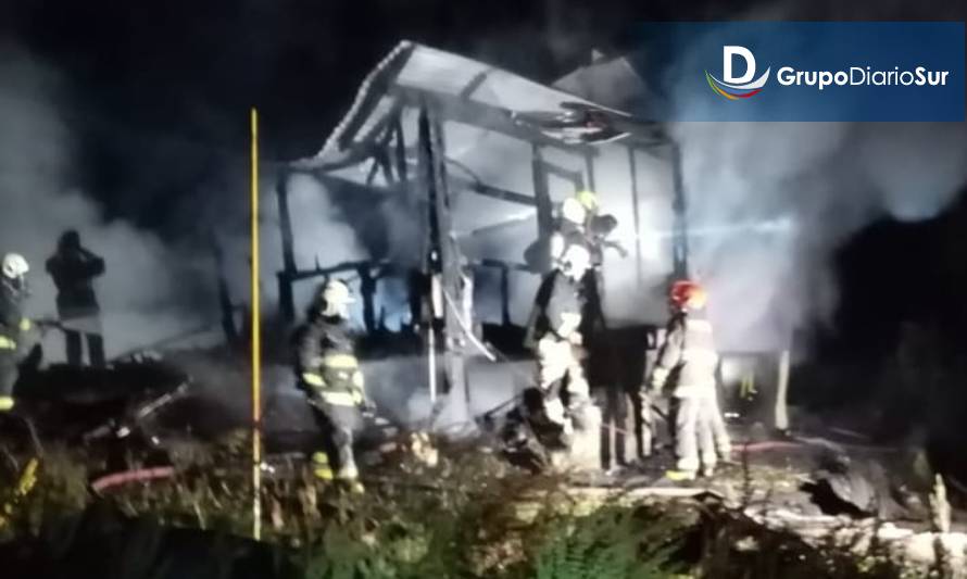 Dos personas fallecen en incendio en Quellón