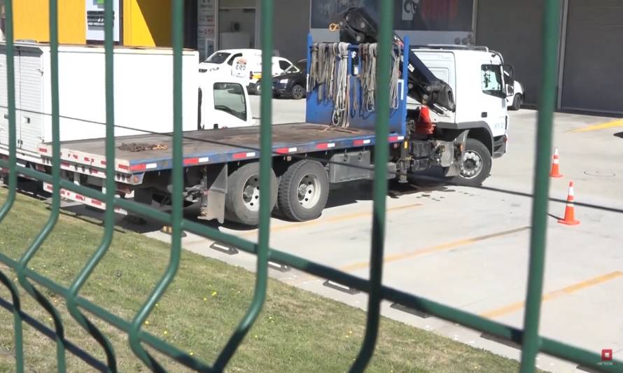 Una persona en estado grave dejó la caída de la pluma de un camión carga en Puerto Montt