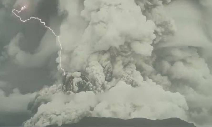 Erupción del volcán sumergido de isla Tonga puso a prueba sistema de alerta