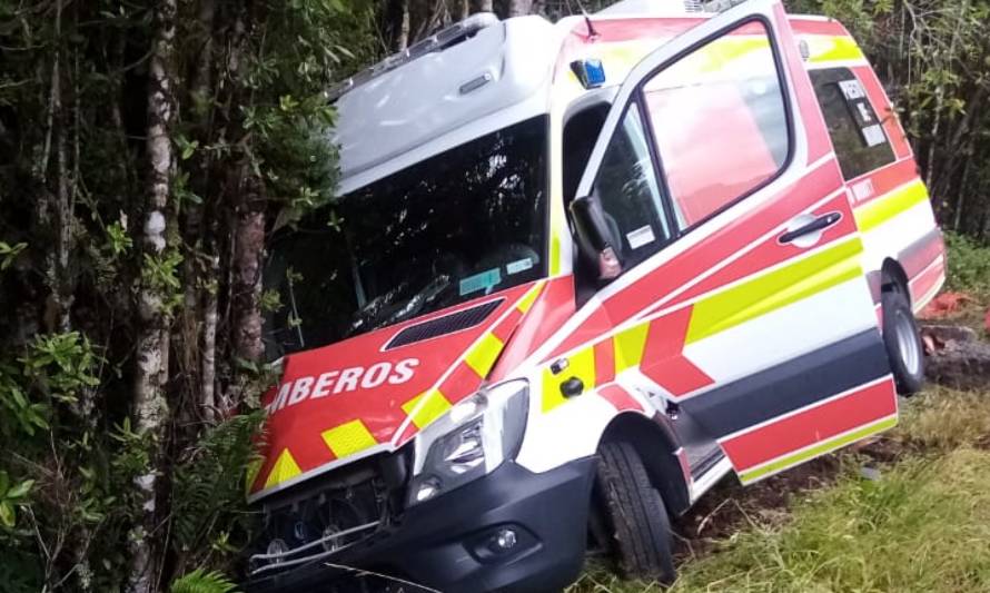 Bomberos puertomontinos resultaron lesionados tras accidente de unidad camino a Cochamó