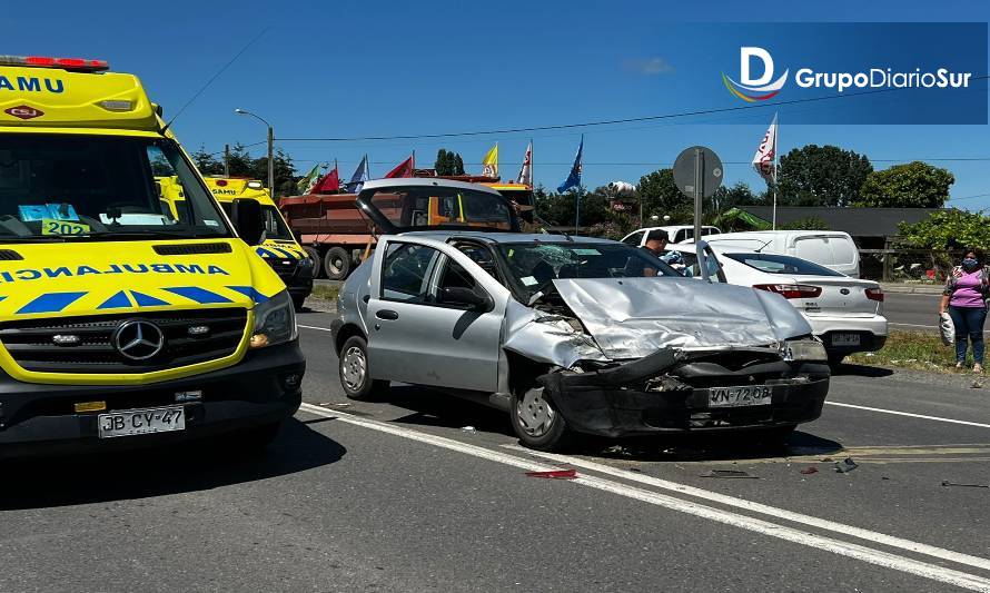 8 lesionados deja accidente de alta energía entre camión y auto en sector Las Lumas