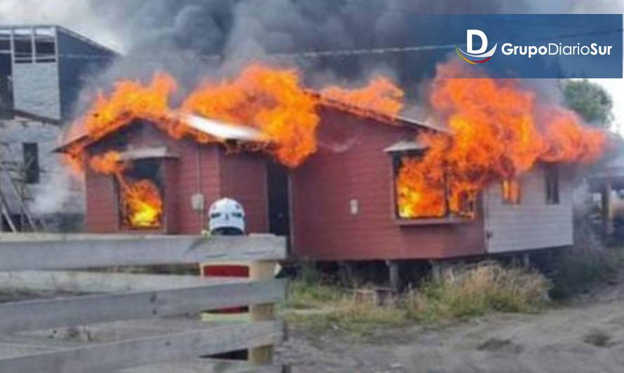 Incendio destruyó una vivienda en Quellón