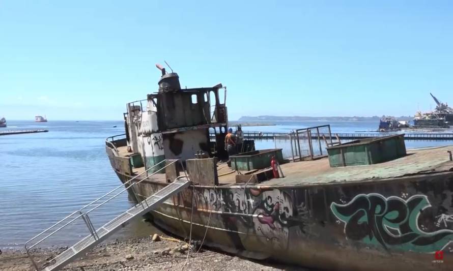 Comenzó el desguace de naves abandonadas en el borde costero de Puerto Montt