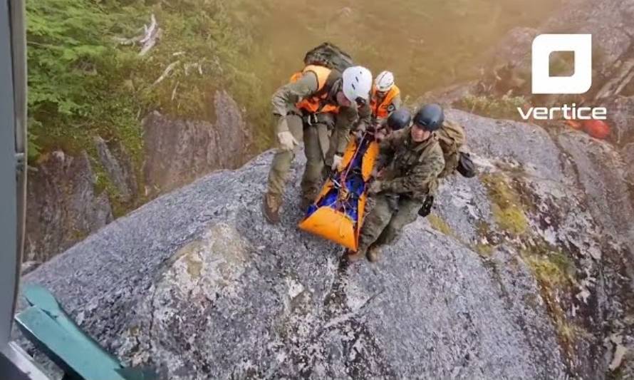 Así fue la peligrosa maniobra para rescatar el cuerpo de Héctor Astete desde un cerro en Cochamó
