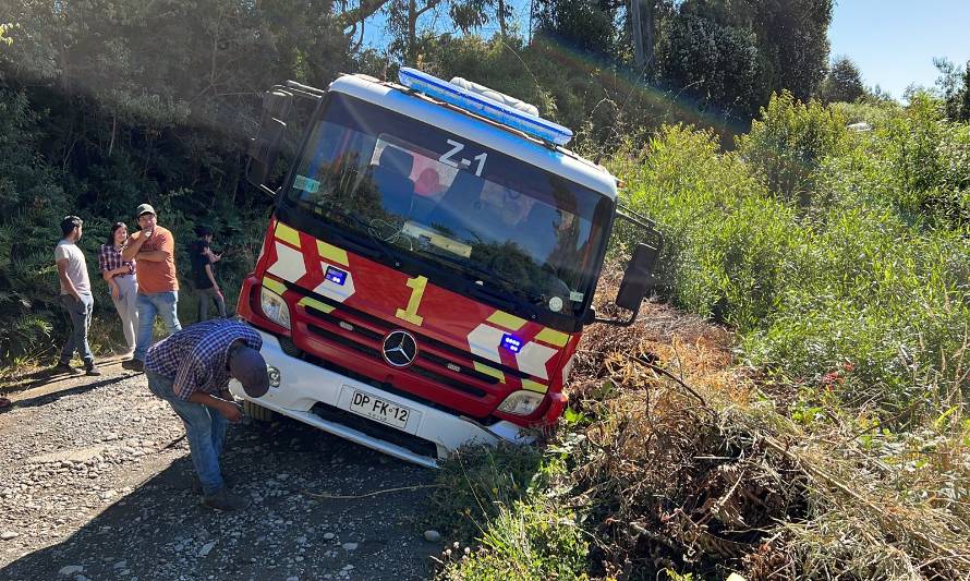 Carro aljibe de bomberos cayó en una zanja cuando combatía incendio forestal en Pelluco Alto