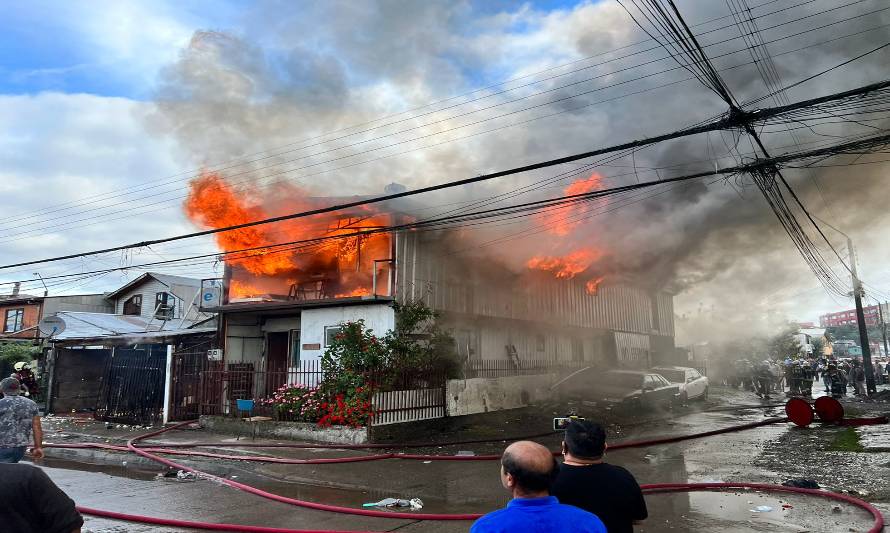 Tres casas destruidas y cuatro familias afectadas dejó un incendio en barrio de Puerto Montt