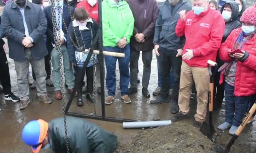 Se instaló la primera piedra de la reconstrucción de casas tras mega incendio de Castro