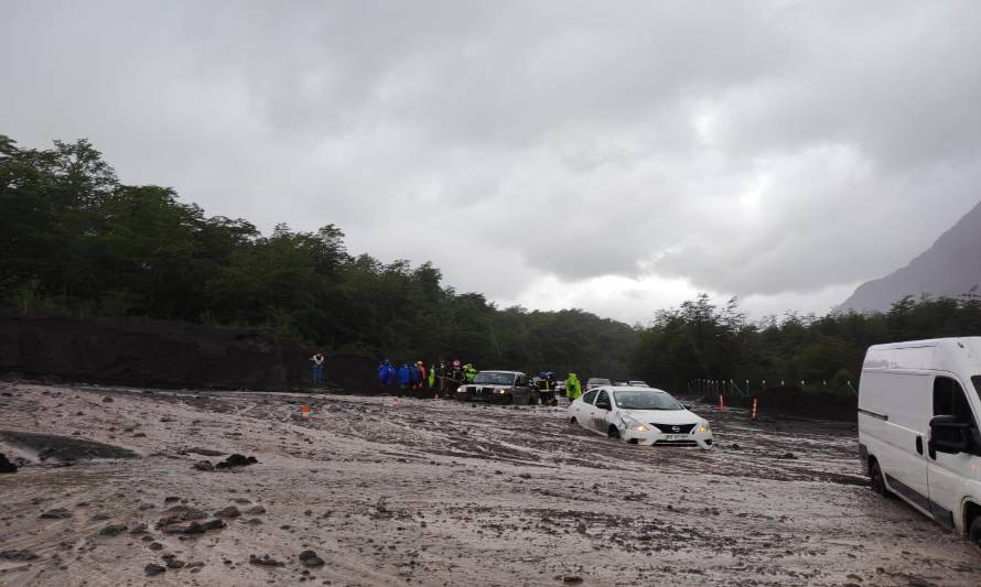 Nuevamente quedaron vehículos atrapados por deslizamiento de agua y barro en la ruta a Petrohué 