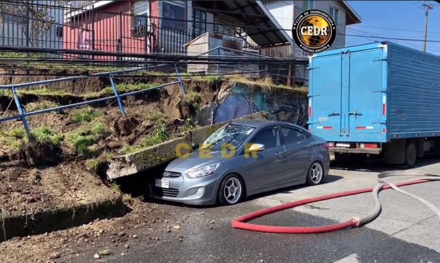 Caída de muro puso en riesgo a Bomberos mientras controlaban incendio