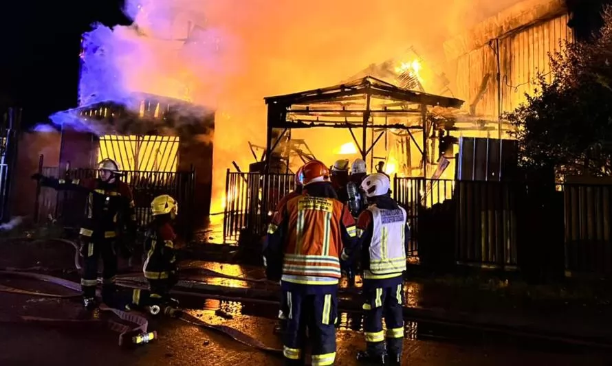 Incendio de madrugada destruyó tres inmuebles y un taller en antiguo barrio Lintz de Puerto Montt