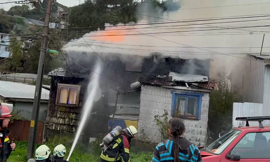 Incendio consumió casa okupa en población Modelo de Puerto Montt