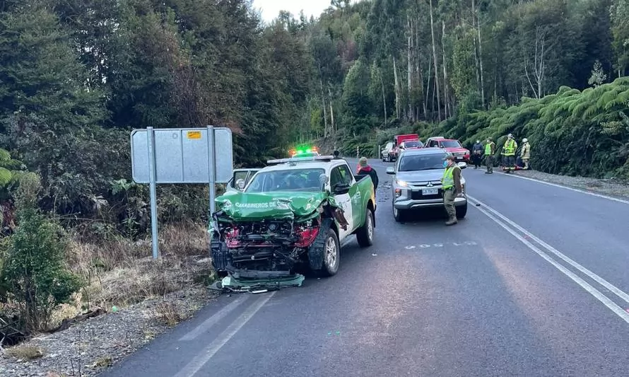 Camioneta de carabineros de Hornopirén colisionó con vehículo particular