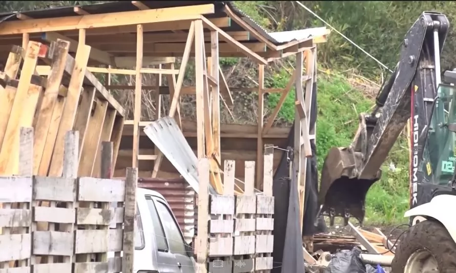 Con retroexcavadoras desarman las últimas casas de la toma de Pelluco