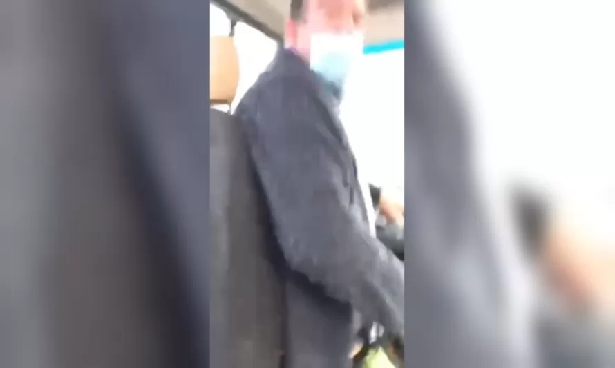 Repudio total tras agresión e insultos a mujer por pagar pasaje escolar en un minibus