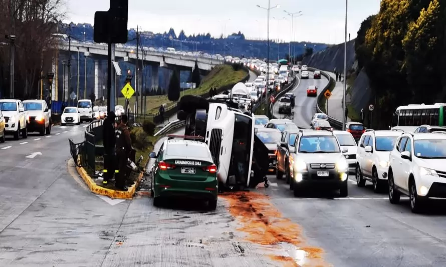 Camión se habría quedado sin frenos mientras bajaba por viaducto de Presidente Ibáñez 
