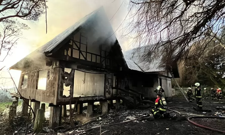 Joven estudiante escapó en medio de las llamas de casa habitación que ardió profusamente 