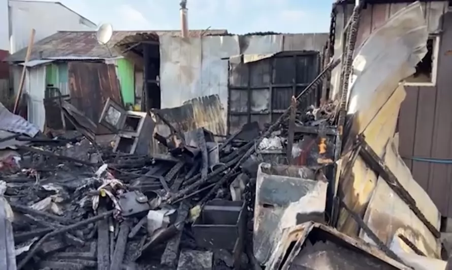Así fue el incendio que destruyó cuatro inmuebles en población Manuel Rodríguez de Puerto Montt