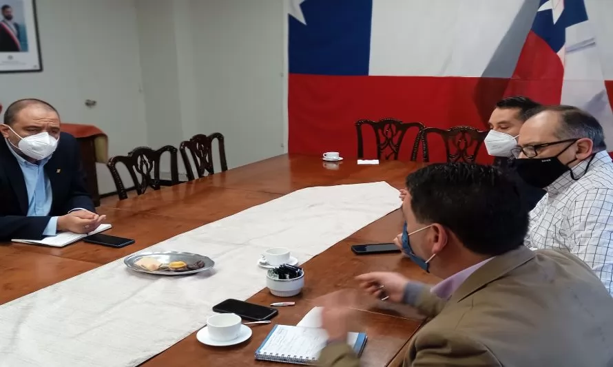 Alcaldes de Chiloé y concejales se reúnen con ministro de Educación en Santiago