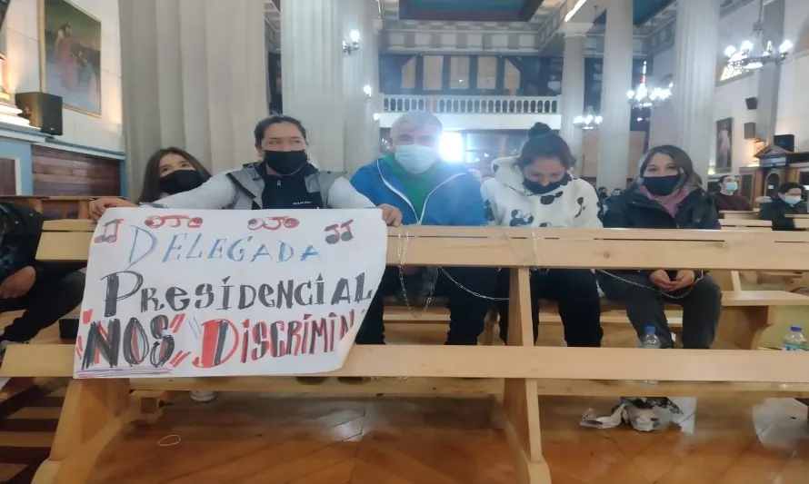 Ambulantes iniciaron huelga de hambre encadenándose al interior de la Catedral de Puerto Montt