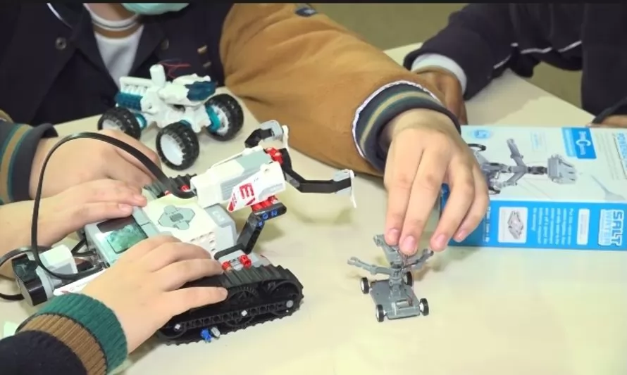A través de la robótica escolares aprenden electrónica, informática y matemáticas