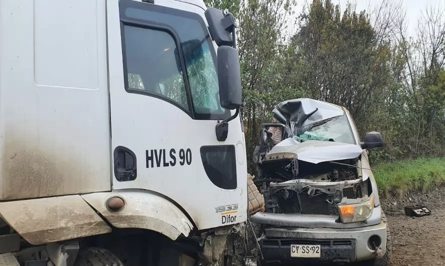 Colisión frontal entre camión y camioneta dejó un herido en camino rural