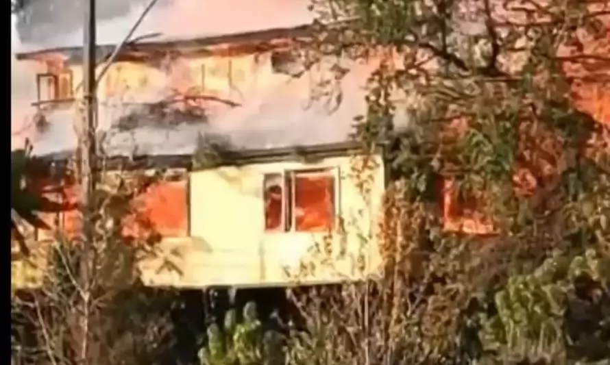 Se investiga intervención de okupas en incendio que destruyó complejo de 13 cabañas 