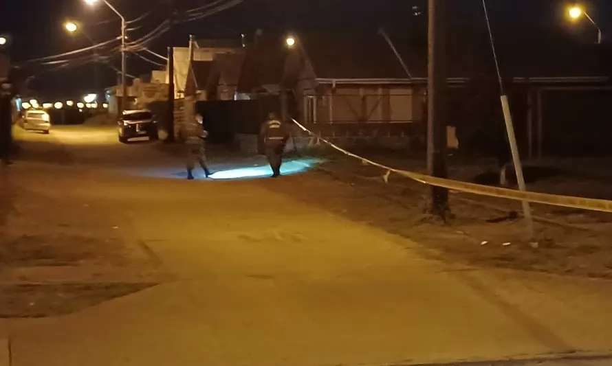 Investigan disparos en plaza de juegos en sector Alerce donde hirieron a un hombre en una pierna 