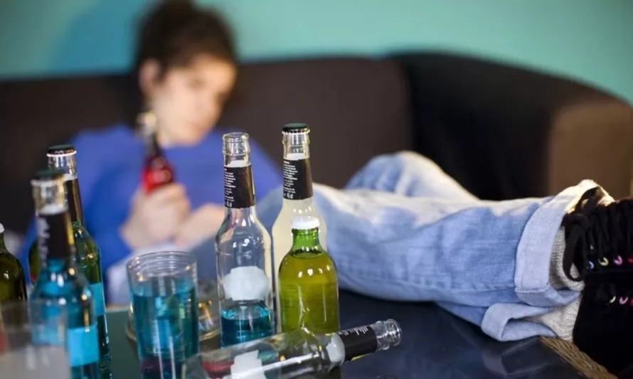 Estudio revela que 1 de cada 4 de los chilenos aún considera que no es dañino para la salud que un menor tome alcohol