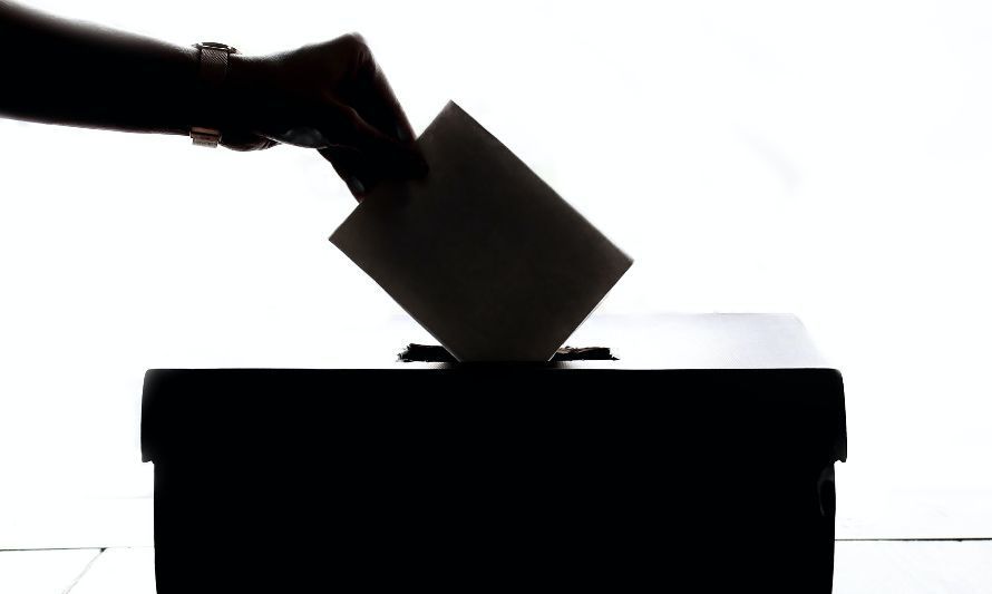Gobierno atendió llamado de Senador Espinoza a corregir asignación de locales de votación