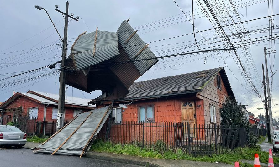 Fuertes vientos arrancaron una techumbre que cayó sobre un casa y el tendido eléctrico