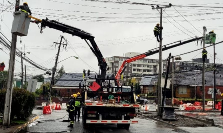 Con refuerzo de personal de terreno Saesa trabaja en reponer servicio eléctrico en las provincias de Llanquihue y Palena