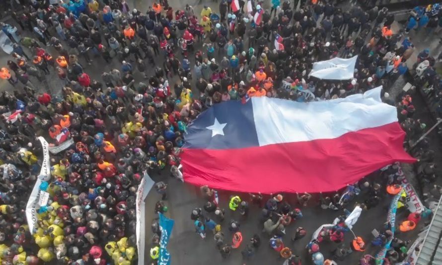 Así fue la histórica jornada en que la industria del salmón marchó por las calles de Puerto Montt