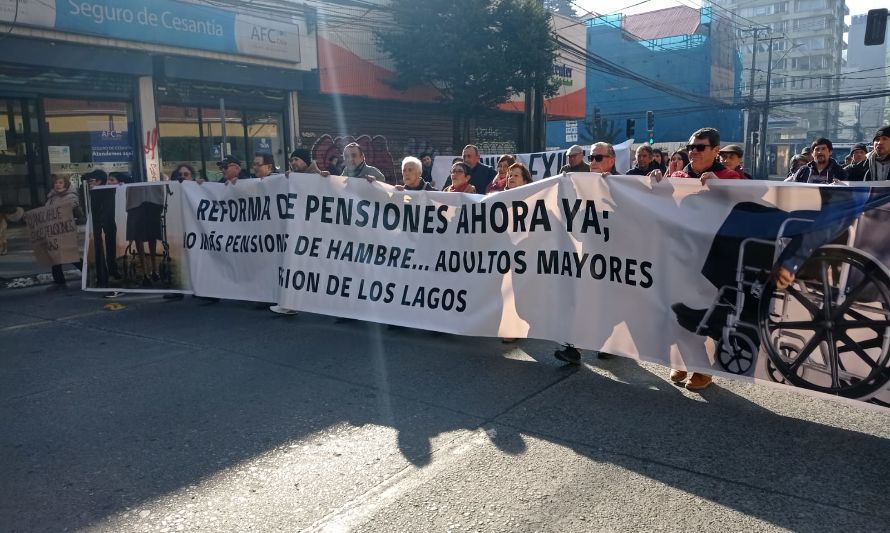 Adultos mayores salen a las calles por mejores pensiones