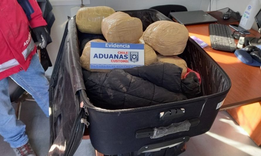 Aduana y Armada incautan en Puerto Montt 8,4 kilos de marihuana que estaba oculta en maleta