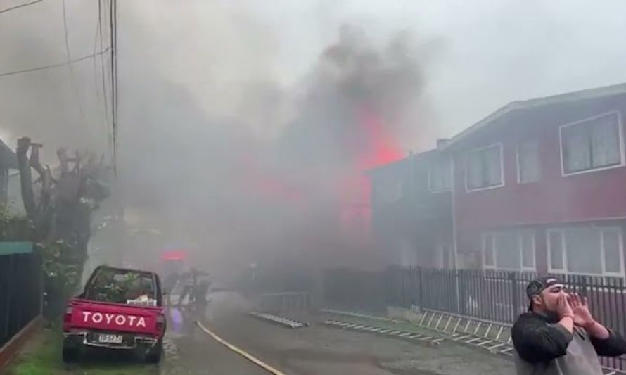 Incendio destruyó tres inmuebles en población Pichi Pelluco de Puerto Montt