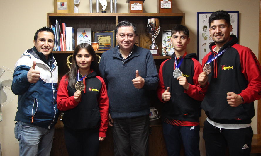 Karatecas puertomontinos que obtuvieron medallas panamericanas visitaron al Director Regional IND